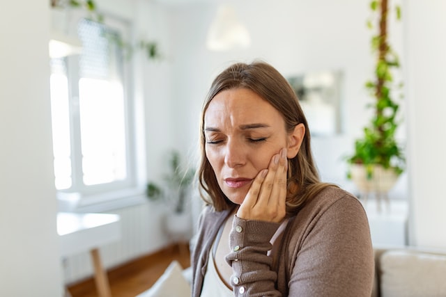 4 Cara Mengobati Sakit Gigi dengan Bahan-Bahan Alami, Aman dan Murah
