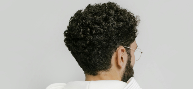 image 5 Cara Merawat Rambut Ikal Pria, Bebas Kusut Setiap Hari!