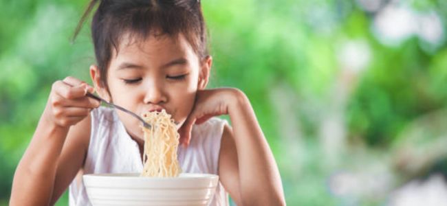 image Intip 10 Fakta Bahaya Makan Mie Instan untuk Anak, Waspadalah!