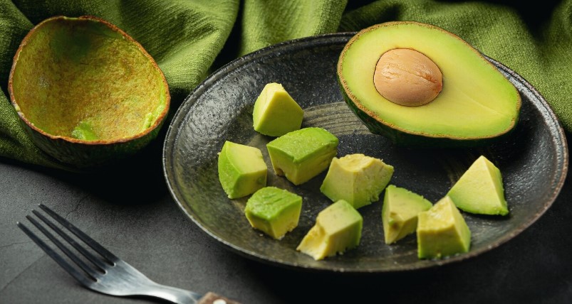 image Benarkah Kalori Alpukat Rendah? Ini Kandungan Nutrisi & Manfaatnya!
