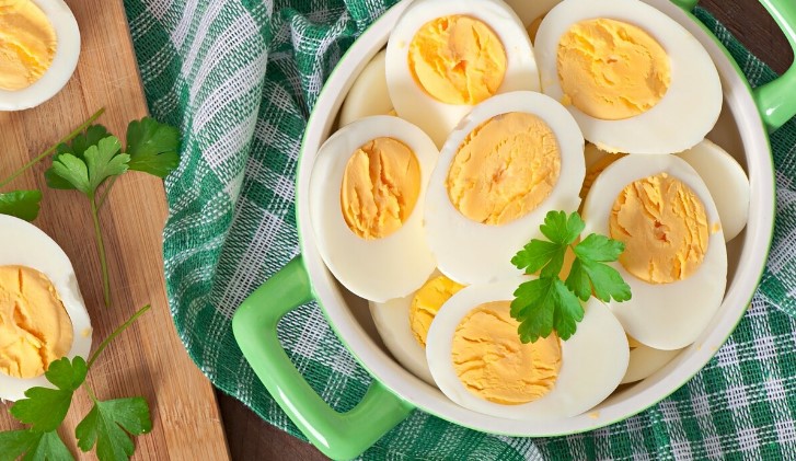 image Nilai Kalori Telur Rebus, Manfaat, Hingga Resiko Mengonsumsinya