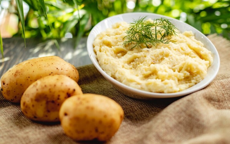 image Simak Aneka Makanan untuk Sakit Tenggorokan yang Aman Dikonsumsi