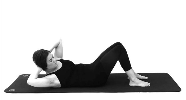 Chest lift with rotation Gerakan Pilates