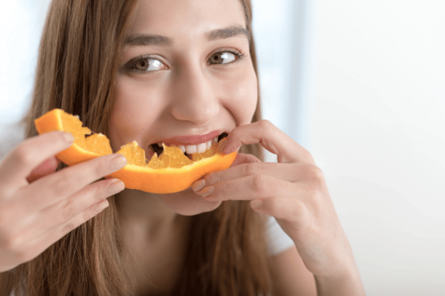 makan buah jeruk kaya vitamin c