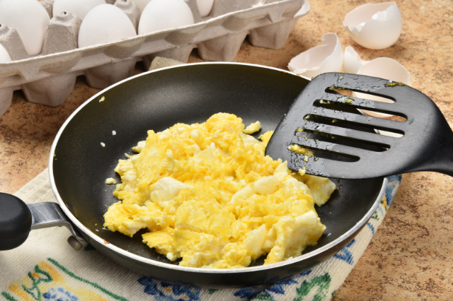 telur dadar untuk radang tenggorokan
